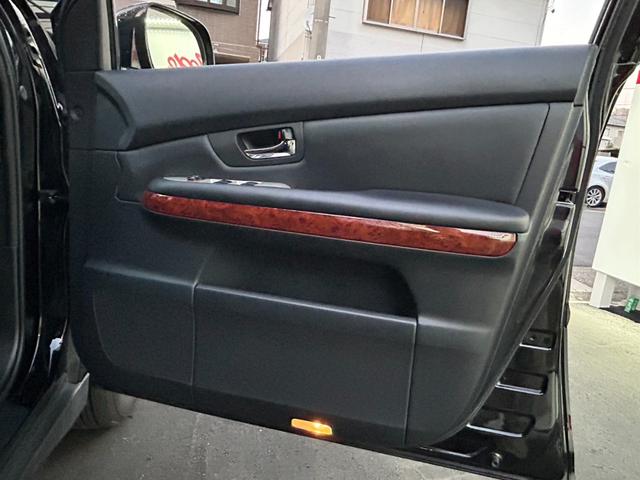ハリアー ２４０Ｇ　Ｌパッケージ　ワンオーナー　禁煙車　ＨＩＤヘッドライト　メーカーナビ　バックモニター　ブラックレザーシート　ＥＴＣ　前席パワーシート　シートヒーター　コーナーセンサー　木目パネル　ドラレコ　ステアリングＳＷ（30枚目）