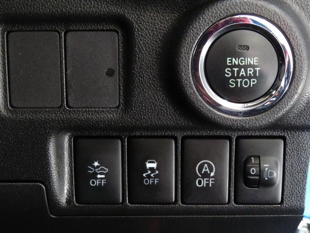 プッシュボタンで楽々エンジンスタート。衝突警報をはじめスマートアシスト装置集中スイッチが付いています。