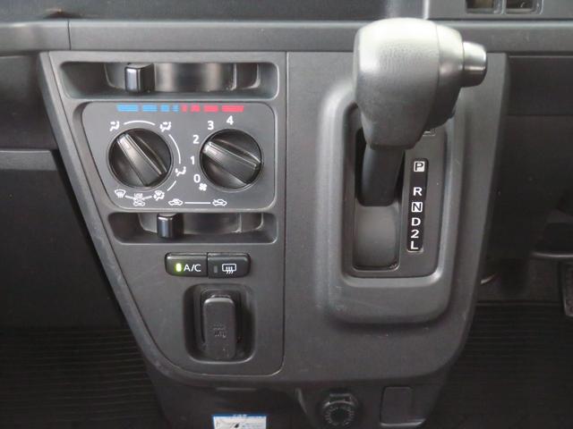 ハイゼットカーゴ クルーズSAIII      2WD 4AT 1年間無料保証 両側手動スライドドア 電動ミラー LEDライト Bカメラ エコアイドル ワンオーナー オートライト マニュアルエアコン キーレスエントリー パワーウィンドウ レベリング 純正フロアマット 記録簿(8枚目)