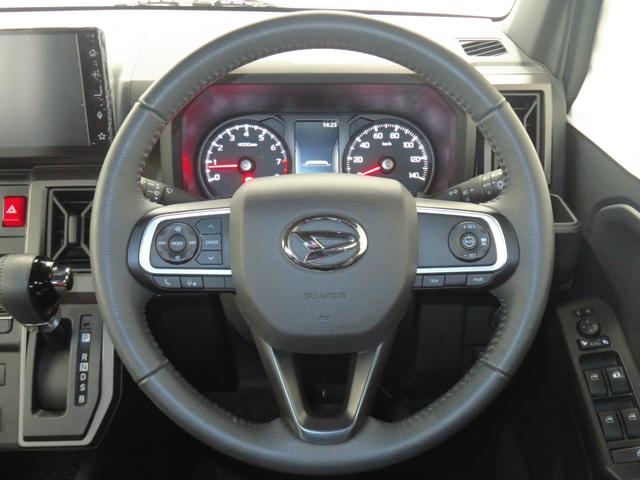 アダプティブクルーズコントロール付き。わずらわしいアクセルとブレーキの操作を支援してくれるので疲れにくく、長距離運転中の渋滞なども快適に運転出来ます。　ステアリングスイッチで、わき見運転の事故防止に。