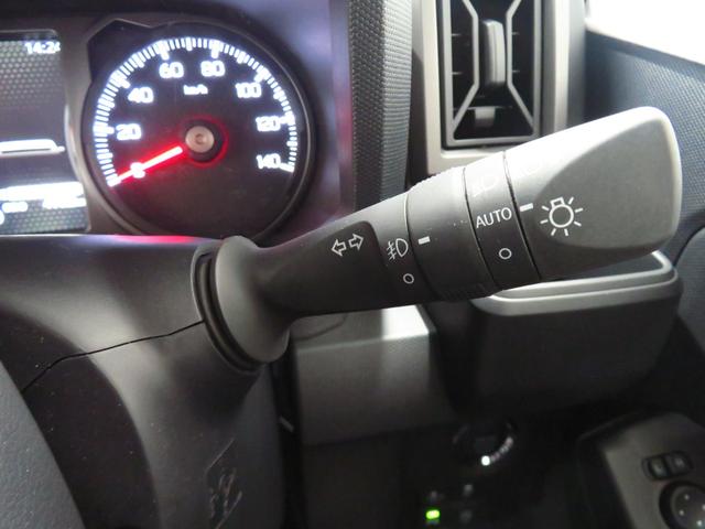 オートライト機能付きで、ヘッドライトの付け忘れを防ぎます。また、消し忘れが無いため、万が一のバッテリー上がりを防ぎます。　フォグランプスイッチもここにあります。