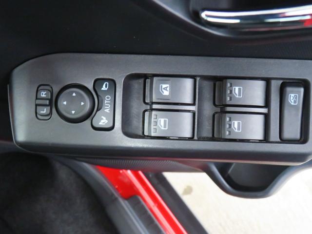 電動格納ミラーあり。駐車の時に便利です。パワーウインドウも付いてます。