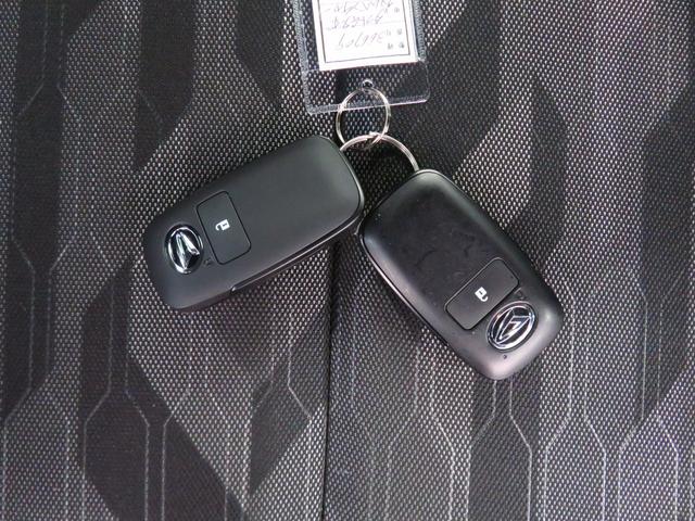 電子キーをポケットやカバンに入れているだけで、ドアの開錠・施錠が行えます。荷物を抱えていてもラクラク開閉です。エンジン始動も行えます。