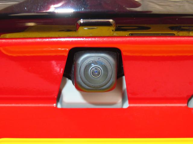 バックカメラ付きで、駐車が苦手な人も９型ディスプレイの画面で車両後方の様子が見れるので安心です。