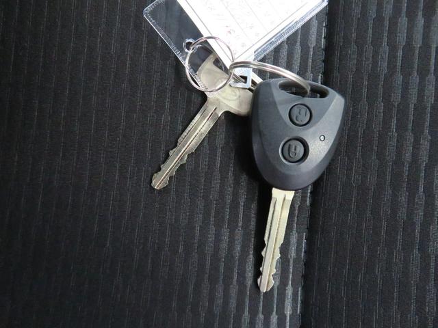 ハイゼットカーゴ ＤＸ　　　２ＷＤ　ＣＶＴ　キーレスエントリー　１年間無料保証　安全ボディ　展示車　エコアイドル　オートライト　記録簿　レーンアシスト　両席エアバッグ　ワンオーナー　ＡＢＳ　マニュアルエアコン　コーナーセンサー　パワーウィンドウ　レベリング　ＡＭ／ＦＭラジオ（22枚目）