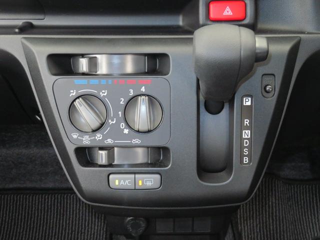 マニュアルエアコンが付いて快適空間を実現できます。