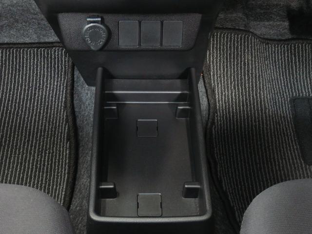 センターフロアトレイ。ティッシュ箱を置いた下にも携帯電話などを収納できる空間があります。さり気ない気遣いを感じられます。