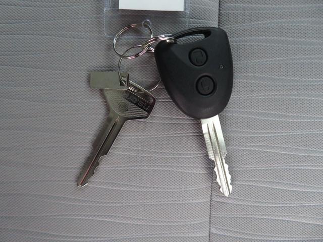 キーレスエントリーです。キーにあるボタンを押すだけでドアの施錠と解錠ができるので便利です。