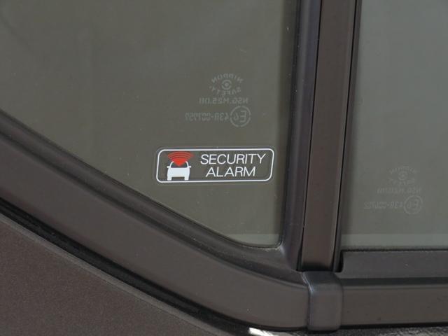 盗難警報装置付です。不正にドアを開けると室内ブザーが鳴り外部に異常を知らせます。大切な愛車を守ります。