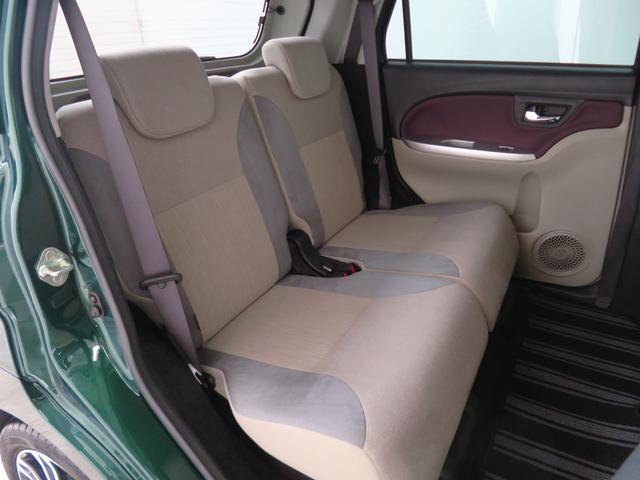 左右分割リヤシートです。後席一人ひとりも快適に過ごせます。