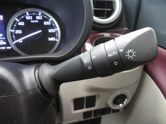 オートライト機能付きで、ヘッドライトの付け忘れを防ぎます。また、消し忘れが無いため、万が一のバッテリー上がりを防ぎます。　フォグランプスイッチもここにあります。