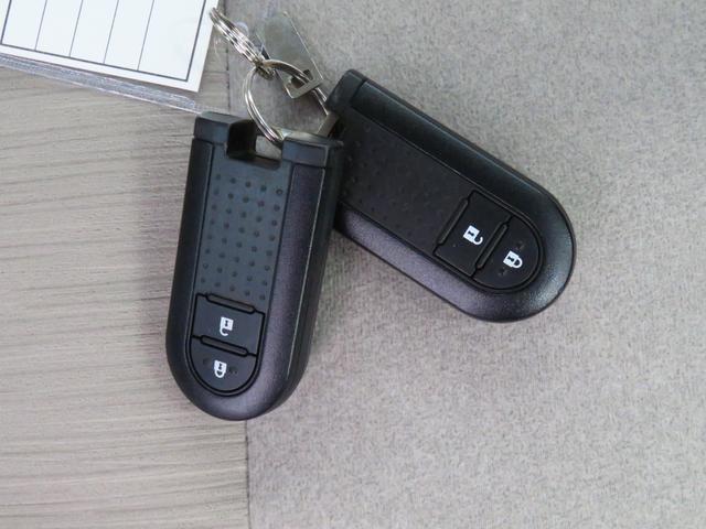 電子キーをポケットやカバンに入れているだけで、ドアの開錠・施錠が行えます。荷物を抱えていてもラクラク開閉です。エンジン始動も行えます。