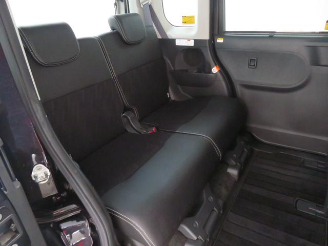 左右分割リヤシートです。後席一人ひとりも快適に過ごせます。