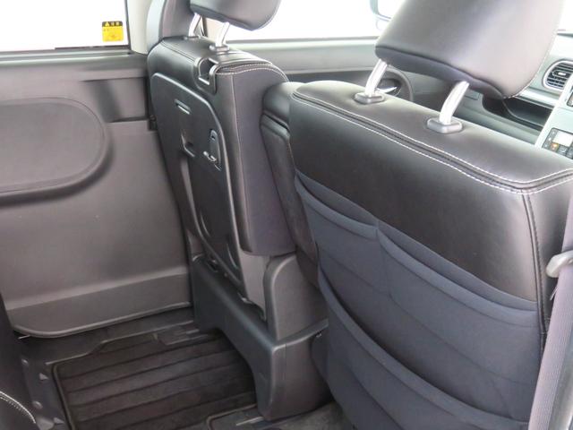 助手席を折りたたむと、助手席背面がシートバックテーブル仕様になります。