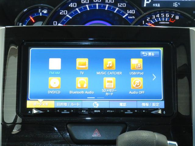 ７．７型ナビゲーション付きです。バックカメラも付いて車庫入れ・駐車も安心です。Ｂｌｕｅｔｏｏｔｈ対応機器を登録して快適な室内空間を実現できます。