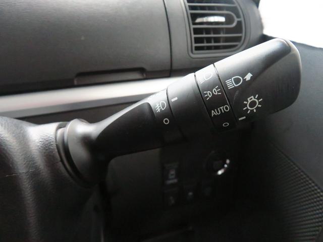 オートライト機能付きで、ヘッドライトの付け忘れを防ぎます。また、消し忘れが無いため、万が一のバッテリー上がりを防ぎます。　フォグランプスイッチもここにあります。