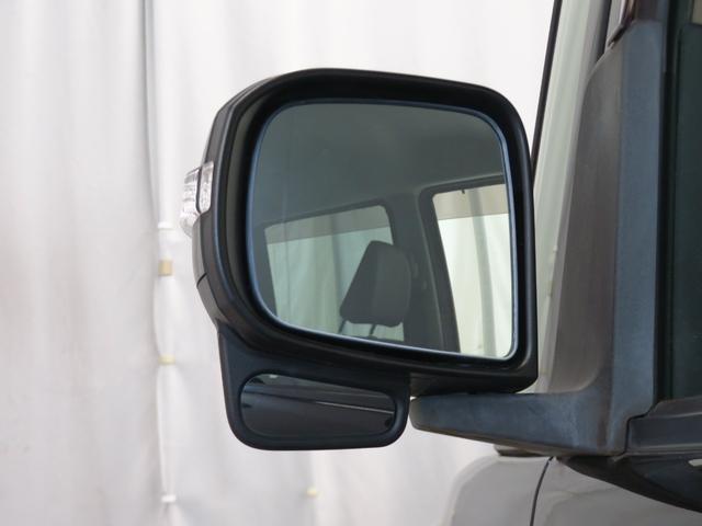 サイドアンダーミラー付（助手席）。事故防止に役立ちます。