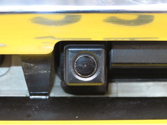 バックカメラ付きで、駐車が苦手な人も７．７型ナビの画面で車両後方の様子が見れるので安心です。