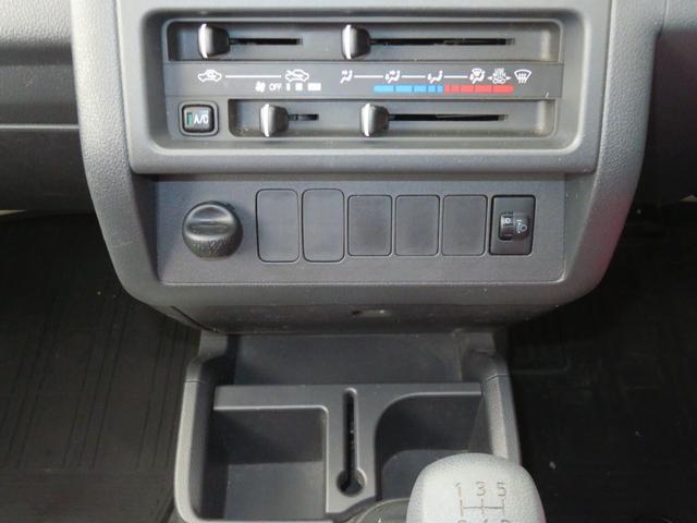 ハイゼットトラック スタンダード　　２ＷＤ　５ＭＴ　あゆみ板掛け　１年間無料保証　パワステ　マニュアルエアコン　運転席エアバック　衝突安全ボディ　ゲートプロテクター　レベリング　ＣＤ再生　ＡＭ／ＦＭラジオ　純正フロアマット（9枚目）