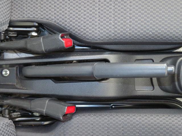 ハイゼットトラック スタンダード　　２ＷＤ　５ＭＴ　あゆみ板掛け　１年間無料保証　パワステ　マニュアルエアコン　運転席エアバック　衝突安全ボディ　ゲートプロテクター　レベリング　ＣＤ再生　ＡＭ／ＦＭラジオ　純正フロアマット（11枚目）