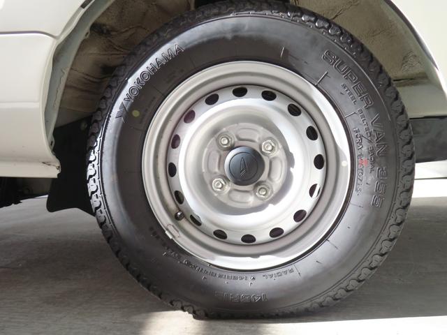 ハイゼットトラック スタンダード　　２ＷＤ　５ＭＴ　あゆみ板掛け　１年間無料保証　パワステ　マニュアルエアコン　運転席エアバック　衝突安全ボディ　ゲートプロテクター　レベリング　ＣＤ再生　ＡＭ／ＦＭラジオ　純正フロアマット（28枚目）