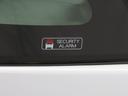 盗難警報装置付です。不正にドアを開けると室内ブザーが鳴り外部に異常を知らせます。大切な愛車を守ります。