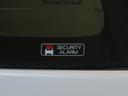 盗難警報装置付です。不正にドアを開けると室内ブザーが鳴り外部に異常を知らせます。大切な愛車を守ります。