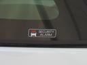 盗難警報装置付です。不正にドアを開けると室内ブザーが鳴り外部に異常を知らせます。大切な愛車を守ります。