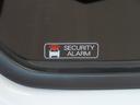 盗難警報装置付です。不正にドアを開けると室内ブザーが鳴り外部に異常を知らせます。大切な愛車を守ります。