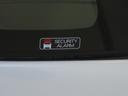 盗難警報装置付です。不正にドアを開けると室内ブザーが鳴り外部に異常を知らせます。大切な愛車を守ります。