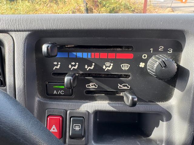 サンバーバン トランスポーター　グレードアップパッケージ　１年保証　両側スライドドア　パワーステアリング　エアコン　キーレス　インパネＡＴ　集中ドアロック　新品バッテリー　ＡＭラジオ　運転席エアバック　取扱説明書　記録簿（11枚目）