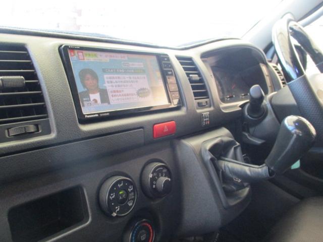 ハイエースバン ロングＤＸ　ＧＬパッケージ　５速ミッション　禁煙車　ガソリン車　ＬＥＤヘッドライト　フォグ　フルセグＴＶ　メモリーナビ　ＤＶＤ再生　バックカメラ　５ドア　プライバシーガラス　小窓付き　黒革調シートカバー　社外荷台マット付き（15枚目）