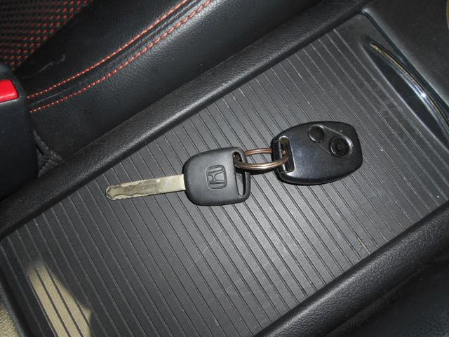 ストリーム RST 純正HDDナビ CD・DVD再生 ワンセグTV 音楽録音 バックカメラ キーレス HID パドルシフト ETC 純正17インチAW タイミングチェーン 自店買取車(8枚目)