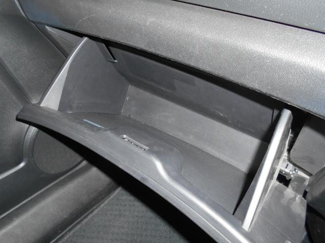 ストリーム RST 純正HDDナビ CD・DVD再生 ワンセグTV 音楽録音 バックカメラ キーレス HID パドルシフト ETC 純正17インチAW タイミングチェーン 自店買取車(9枚目)