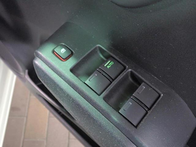 フィットハイブリッド ベースグレード 1オーナー 禁煙車 社外SDナビ CD・DVD再生 フルセグTV Bluetooth接続 キーレス(スペア有) ドライブレコーダー ETC クルーズコントロール 社外15インチAW タイミングチェーン(9枚目)