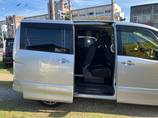 セレナ ハイウェイスター　Ｓ－ハイブリッド　Ｖセレクション　パノラミックルーフ　エアロ　純正ナビＴＶ　ＤＶＤ再生　フリップダウンモニター　ＥＴＣ　両側パワースライドドア　コーナーセンサー　社外アルミ　８人乗り　バックカメラ　バッテリー新品（9枚目）