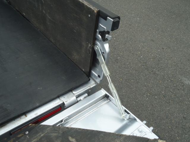 ハイゼットトラック ジャンボSAIIIt LEDヘッドライト 2DINオーディオ ETC フォグランプ キーレス パワーウィンドゥ スマートアシスト 5速マニュアル 4WD(17枚目)