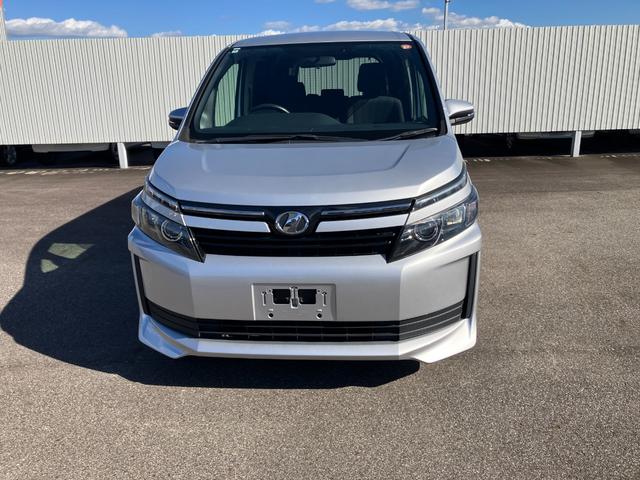 ヴォクシー X 純正ナビ フルセグ Bluetooth バックカメラ ETC スマートキー アイドリングストップ機能 ダブルエアコン WSRS 衝突安全ボディ フルフラット 横滑防止 LEDライト 三列シート(3枚目)