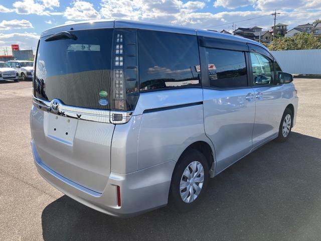 ヴォクシー X 純正ナビ フルセグ Bluetooth バックカメラ ETC スマートキー アイドリングストップ機能 ダブルエアコン WSRS 衝突安全ボディ フルフラット 横滑防止 LEDライト 三列シート(9枚目)