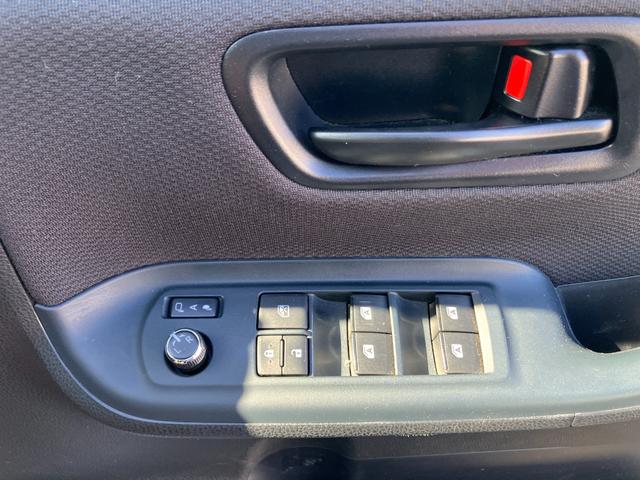 ヴォクシー X 純正ナビ フルセグ Bluetooth バックカメラ ETC スマートキー アイドリングストップ機能 ダブルエアコン WSRS 衝突安全ボディ フルフラット 横滑防止 LEDライト 三列シート(12枚目)