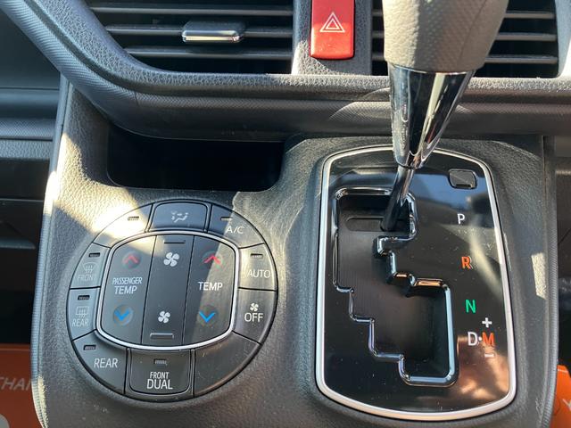 ヴォクシー X 純正ナビ フルセグ Bluetooth バックカメラ ETC スマートキー アイドリングストップ機能 ダブルエアコン WSRS 衝突安全ボディ フルフラット 横滑防止 LEDライト 三列シート(17枚目)