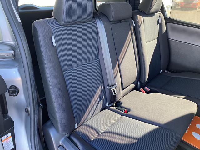 ヴォクシー X 純正ナビ フルセグ Bluetooth バックカメラ ETC スマートキー アイドリングストップ機能 ダブルエアコン WSRS 衝突安全ボディ フルフラット 横滑防止 LEDライト 三列シート(21枚目)