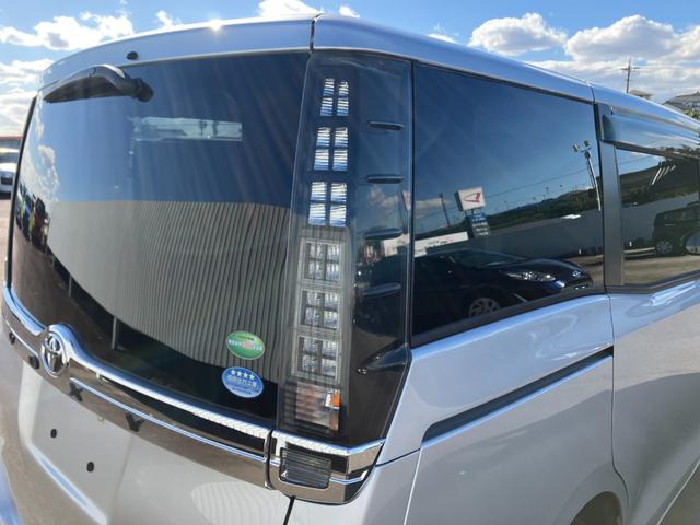 ヴォクシー X 純正ナビ フルセグ Bluetooth バックカメラ ETC スマートキー アイドリングストップ機能 ダブルエアコン WSRS 衝突安全ボディ フルフラット 横滑防止 LEDライト 三列シート(25枚目)