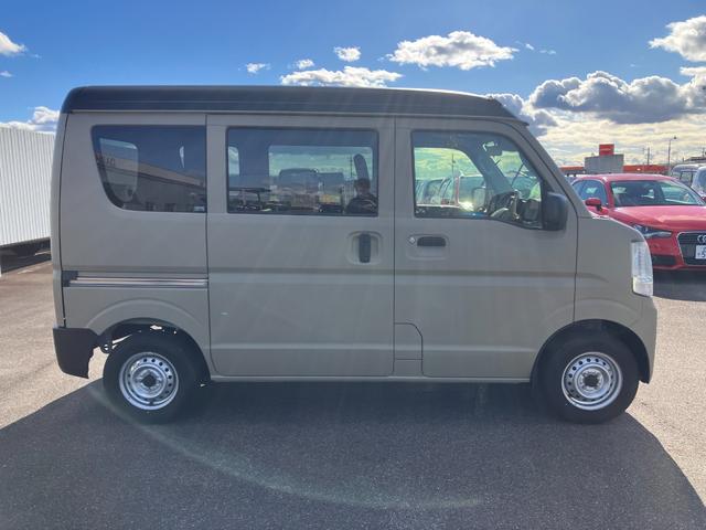 エブリイ ＰＣリミテッド　ラプターライナー　純正ナビ　バックカメラ　ＥＴＣ　ワンセグ　キーレス　セキュリティーアラーム　横滑り防止装置　キーレスエントリー　パワーステアリング　マニュアルエアコン　ＡＢＳ　衝突安全ボディ　デュアルカメラサポート（6枚目）