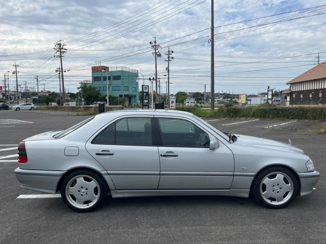 Ｃ２４０　Ｃ２４０（５名）　ＡＭＧマフラー　ＡＭＧ１７インチアルミ　キーレス　パワーシート　シートカバー　ワンオーナー　ディーラー車　取扱説明書　点検整備記録簿有（全てディーラーにて点検作業実施）実走行(6枚目)