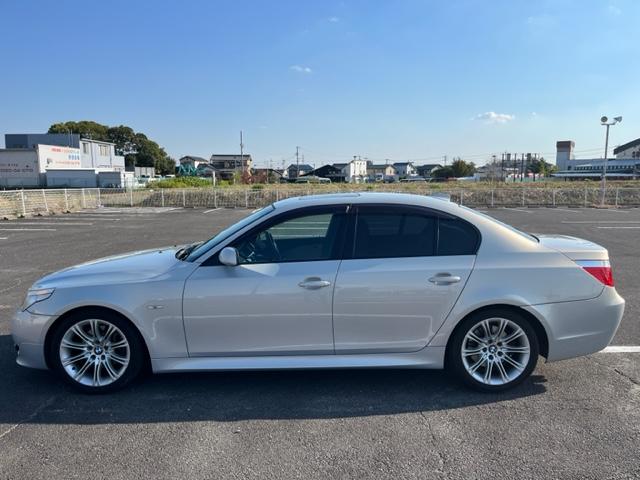 ５シリーズ ５２５ｉ　Ｍスポーツパッケージ　ディーラー車　サンルーフ　本革シート　シートヒーター　リアカメラ　フロントカメラ　ミラー型ＥＴＣ　ＨＩＤ　ＣＤチェンジャー　右ハンドル（2枚目）