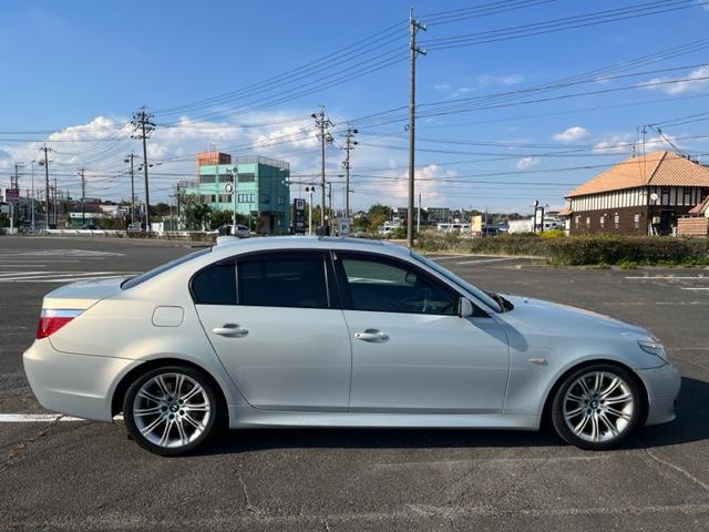 ５シリーズ ５２５ｉ　Ｍスポーツパッケージ　ディーラー車　サンルーフ　本革シート　シートヒーター　リアカメラ　フロントカメラ　ミラー型ＥＴＣ　ＨＩＤ　ＣＤチェンジャー　右ハンドル（6枚目）