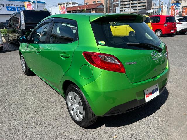 デミオ １３－スカイアクティブ　純正ＳＤナビ　ワンセグＴＶ　ＣＤ再生　ＥＴＣ　アイドリングストップ　横滑り防止　キーレス　オートエアコン　タイミングチェーン　ＡＢＳ　取扱説明書　保証書　記録簿　禁煙車　スピリティッドグリーン（5枚目）