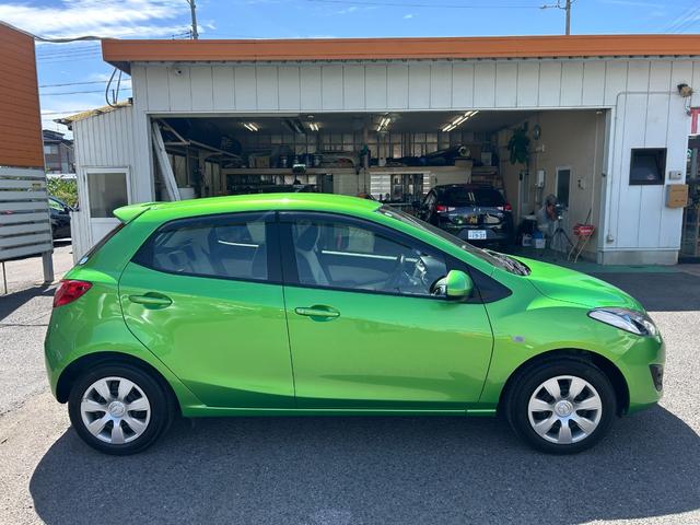 デミオ １３－スカイアクティブ　純正ＳＤナビ　ワンセグＴＶ　ＣＤ再生　ＥＴＣ　アイドリングストップ　横滑り防止　キーレス　オートエアコン　タイミングチェーン　ＡＢＳ　取扱説明書　保証書　記録簿　禁煙車　スピリティッドグリーン（6枚目）