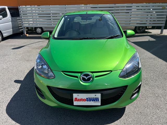 デミオ １３－スカイアクティブ　純正ＳＤナビ　ワンセグＴＶ　ＣＤ再生　ＥＴＣ　アイドリングストップ　横滑り防止　キーレス　オートエアコン　タイミングチェーン　ＡＢＳ　取扱説明書　保証書　記録簿　禁煙車　スピリティッドグリーン（7枚目）